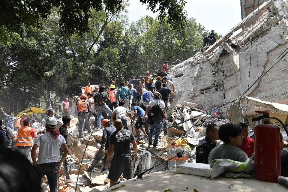 Terremoto de 7,1 graus derruba 49 prédios no México; há centenas de mortos Mexicanos trabalham em escombros após registro de terremoto | OMAR TORRESAFP