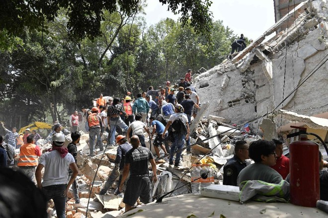 Mexicanos trabalham em escombros após registro de terremoto | OMAR TORRESAFP