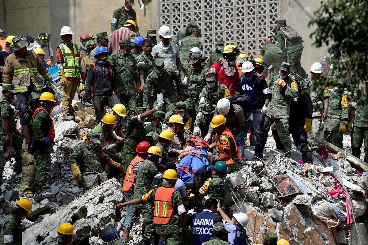 Socorristas bsucam desaparecidos em meio a escombros de edifício na Cidade do México | PEDRO PARDO/AFP