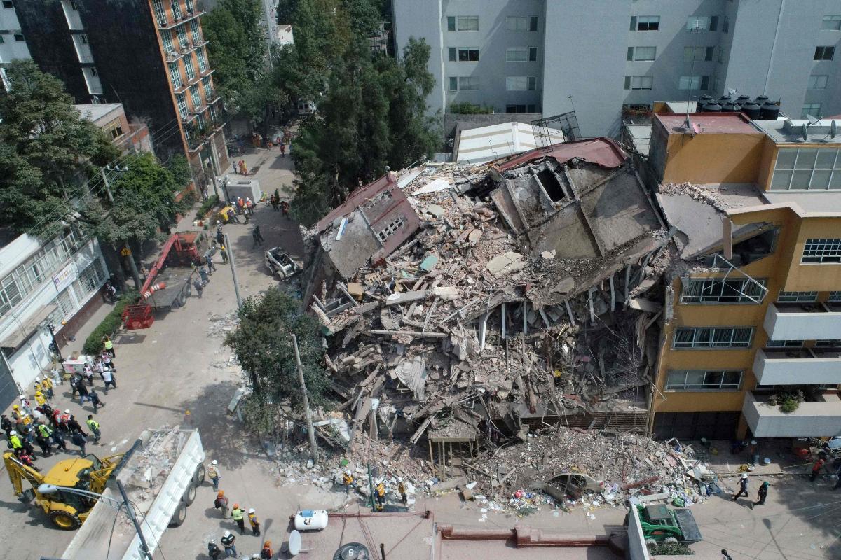 Vista aérea de um edifício destruído após o abalo sísmico de 7,1 pontos na escala Richter, na Cidade do México | MARIO VAZQUEZ/AFP