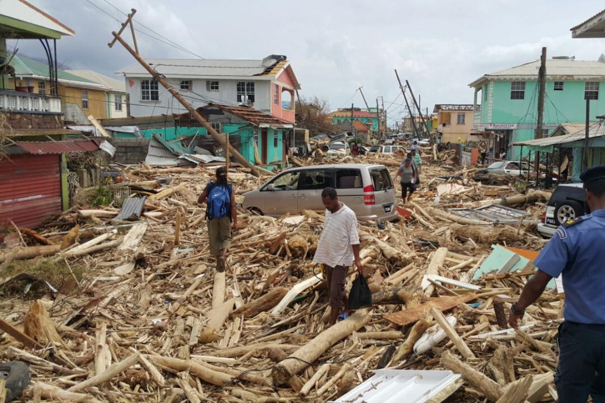 Vista do estrago causado após o furacão Maria passar por Roseau, capital da Dominica nesta quarta-feira (20) | STR/AFP
