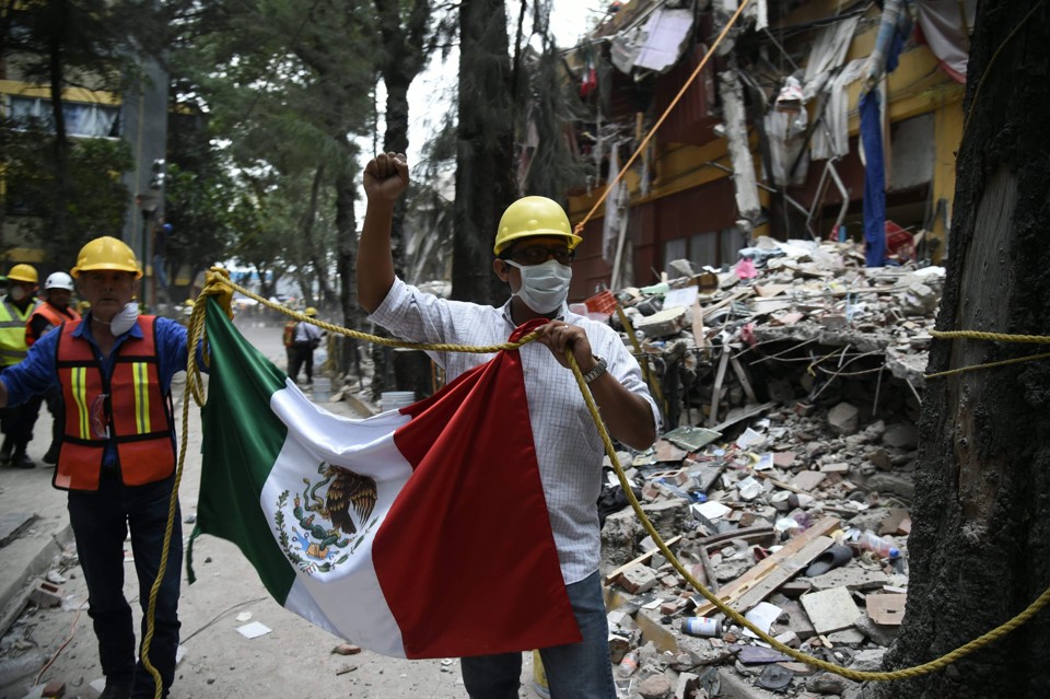 Socorristas resgatam crianças com vida em escola destruída por terremoto no México | ALFREDO ESTRELLA/AFP