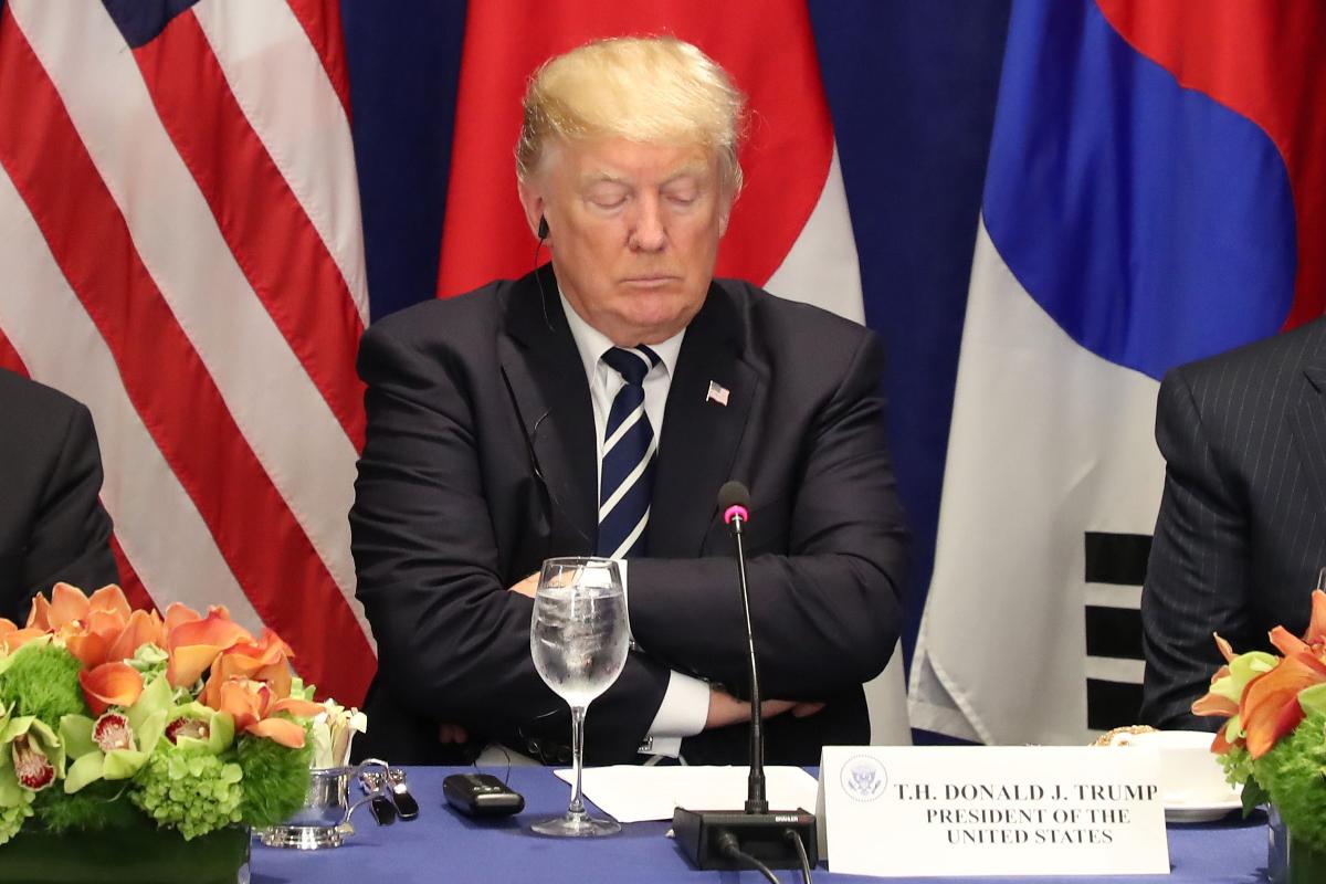 O presidente dos EUA, Donald Trump (C), participa de uma reunião de almoço com o presidente sul-coreano Moon Jae-In e o primeiro-ministro japonês Shinzo Abe em um hotel em Nova York, em 21 de setembro de 2017. | STR
AFP