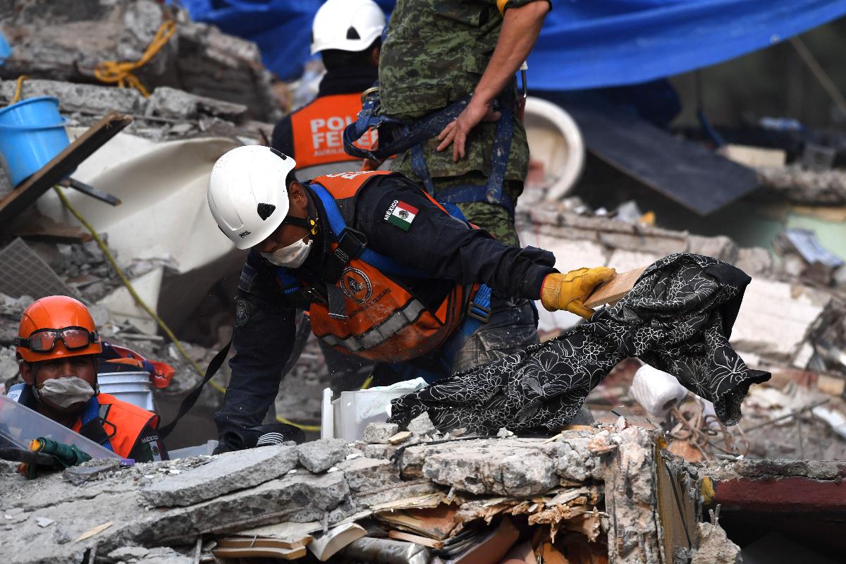 Socorristas buscam por sinais de vida embaixo dos escombros após o México ser atingido por terremoto | PEDRO PARDO/AFP