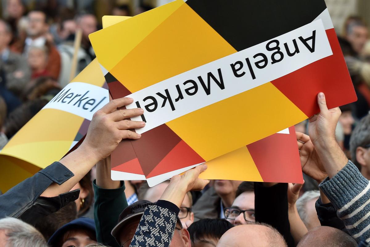 Placas com nome de Angela Merkel: chanceler é a favorita nestas eleições | CHRISTOF STACHE/AFP