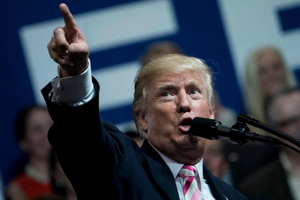 O presidente dos Estados Unidos, Donald Trump, fala durante comício do senador republicano do estado de Alabama, Luther Strange, no Centro Cívico Von Braun, em Huntsville, Alabama | BRENDAN SMIALOWSKI/AFP