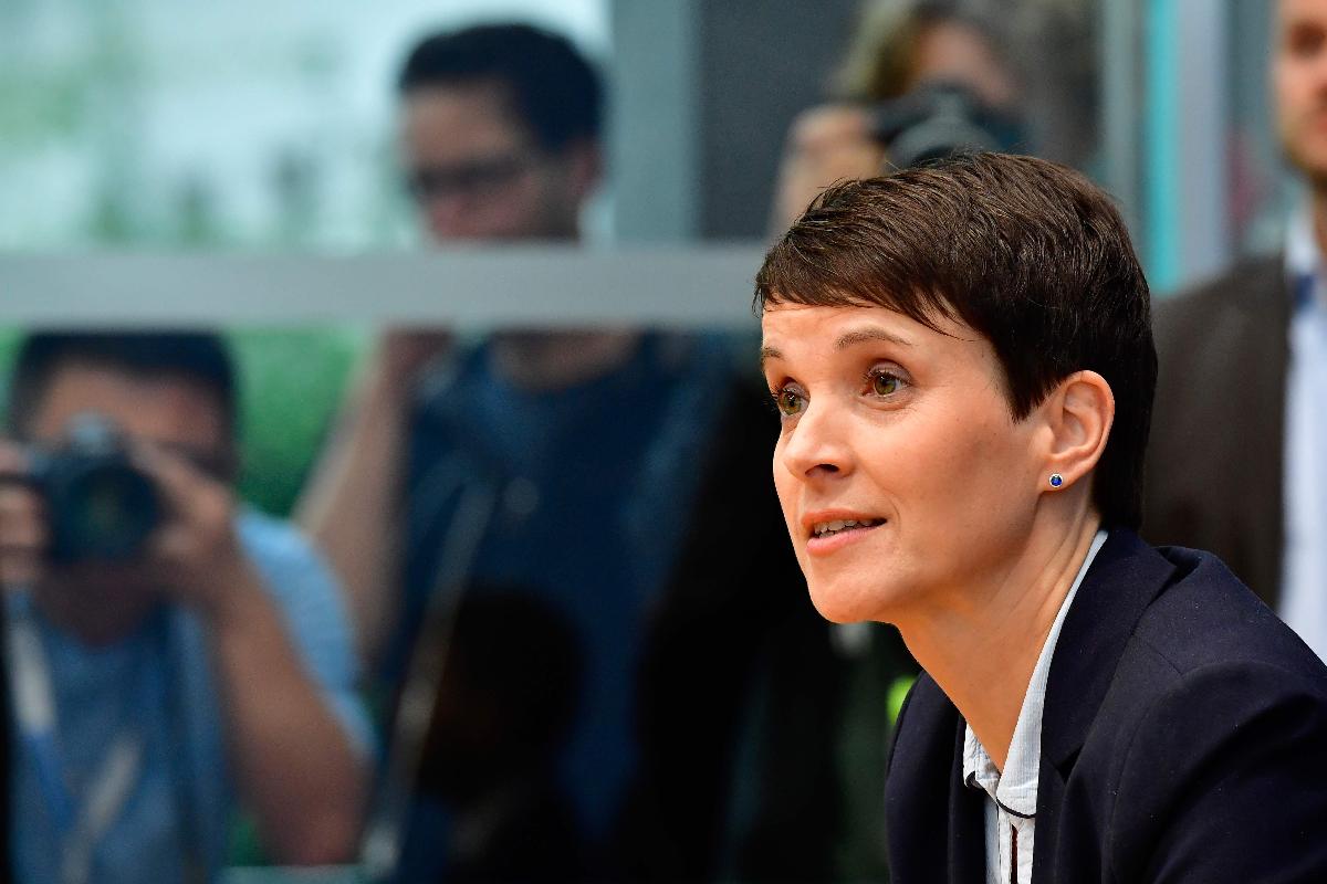 A více-líder do partido de direita ultranacionalista AfD (Alternativa para a Alemanha) durante uma coletiva de imprensa em Berlim, em 25 de setembro | TOBIAS SCHWARZ/AFP