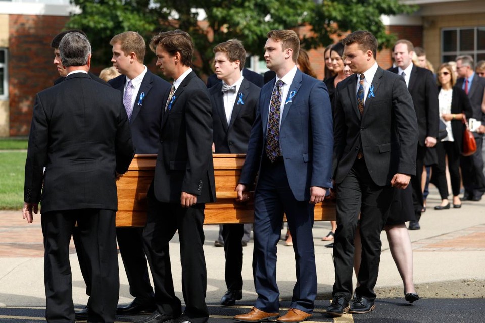 Amigos e familiares carregam o jovem Otto Warmbier durante o enterro dele, no dia 21 de junho de 2017 | BILL PUGLIANO/
AFP
