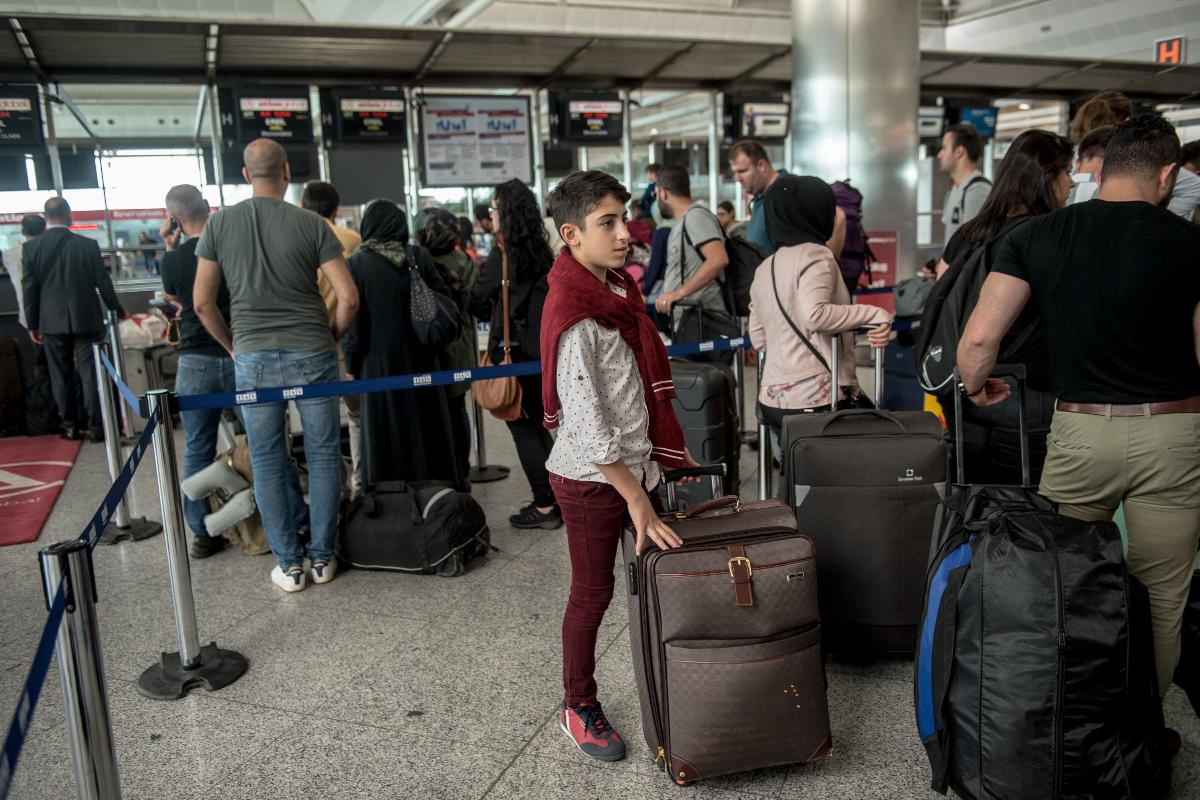 Passageiros no aeroporto de Irbil: voos foram cancelados no Iraque | YASIN AKGUL/AFP