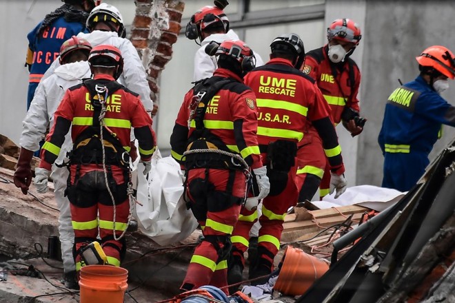 Equipes de resgate trabalharam pouco mais de uma semana na busca por sobreviventes em áreas atingidas por terremoto na Cidade do México | RONALDO SCHEMIDT/AFP