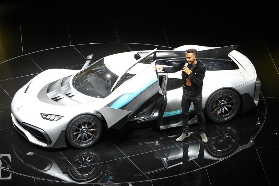 O piloto inglês Lewis Hamilton apresenta a nova Mercedes Project One durante o Salão de Frankfurt. | Daniel RolandAFP