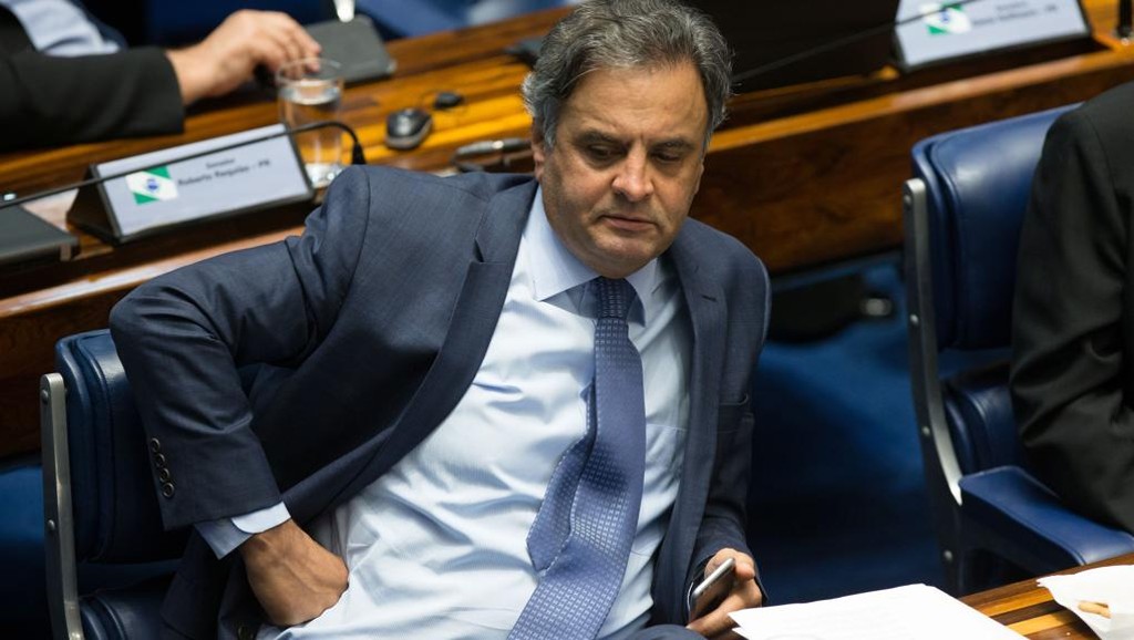 Aécio foi criticado pelo PT, mas o partido adversário, em  nota, instiga os senadores a confrontar a decisão do STF.