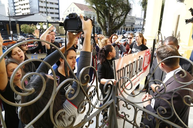 Sindicalistas pressionaram vereadores em sessão no dia 28 de agosto, mas o projeto da prefeitura acabou aprovado por 21 x 7. | Aniele Nascimento/Gazeta do Povo