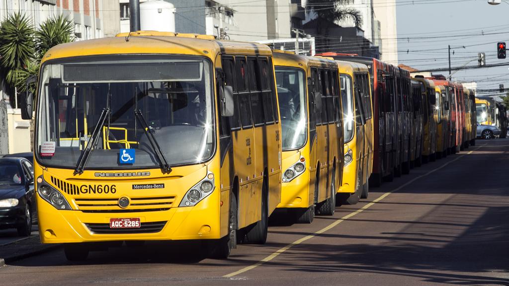 Solução seria alternativa ao uso de câmeras dentro dos coletivos, como exigem motoristas e cobradores | Daniel Caron/Gazeta do Povo
