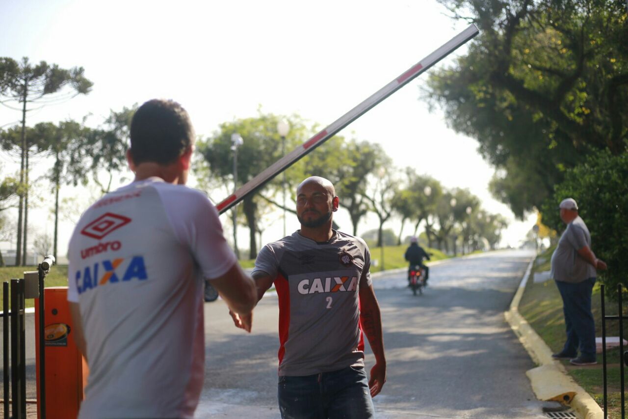 Jonathan chega para entrevista no CT. | /Jonathan Campos/Gazeta do Povo