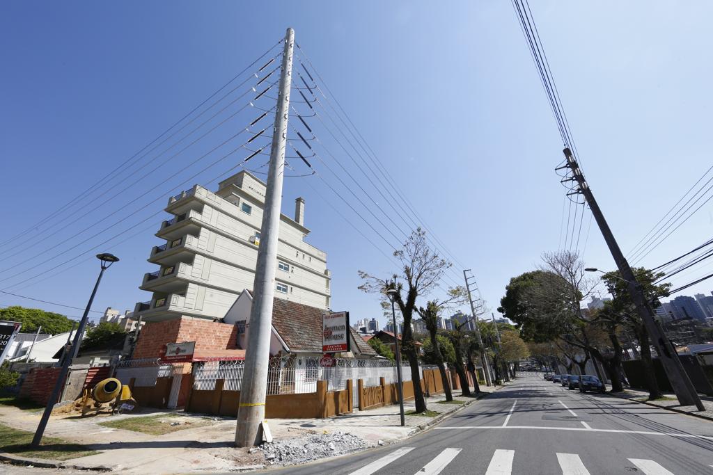 O novo padrão de postes possui 22 metros de altura e nove pontos de suporte para cabos de alta tensão | Anielen Nascimento/Gazeta do Povo