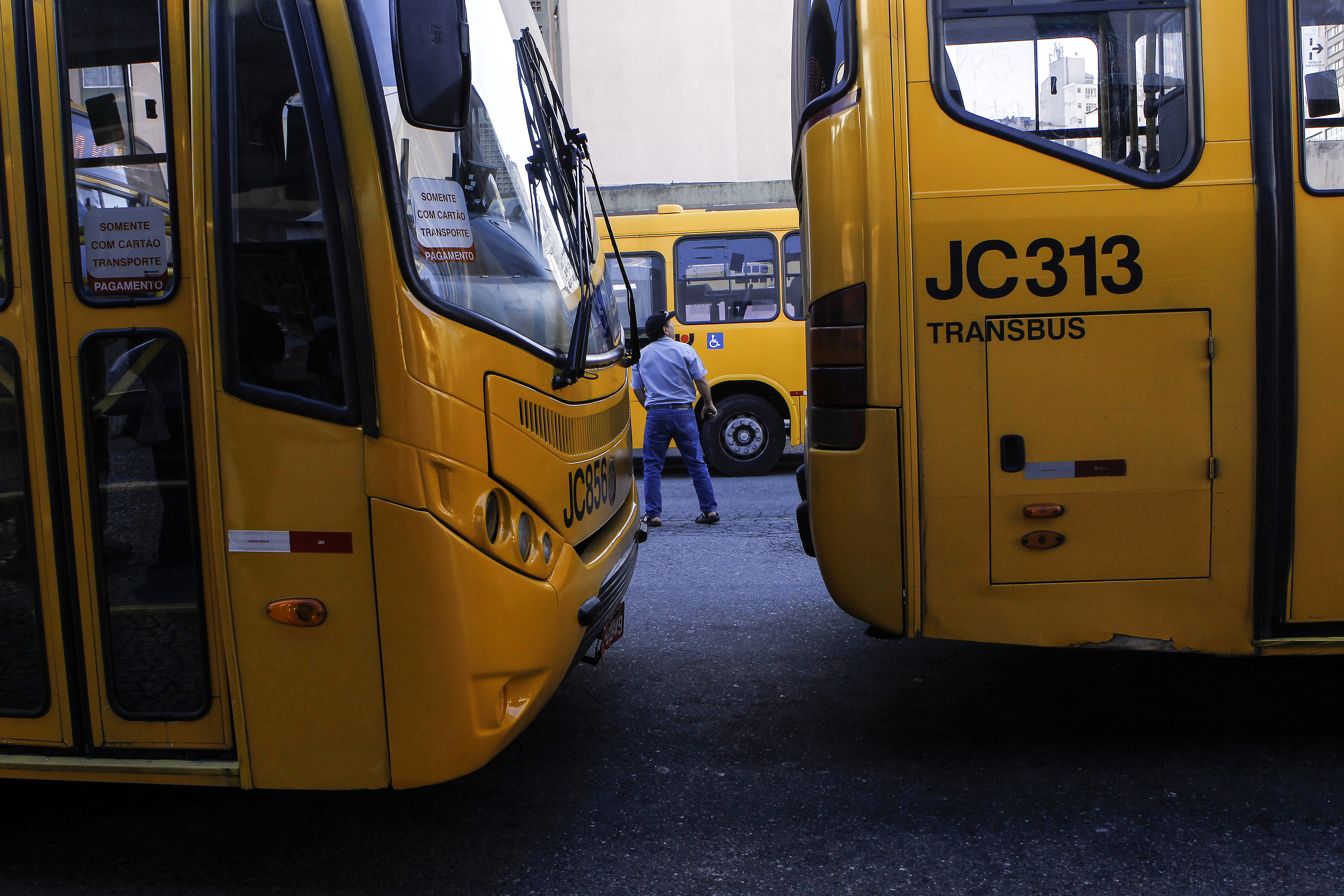 Paralisação de ônibus que parou Curitiba por uma hora em julho: motoristas e cobradores querem mais segurança. | Daniel Caron/Gazeta do Povo