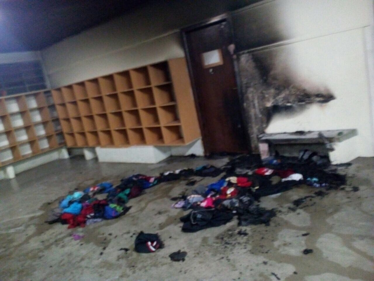 Invasores atearam fogo em uma caixa de roupas no CMEI Ritta Anna de Cássia. | /