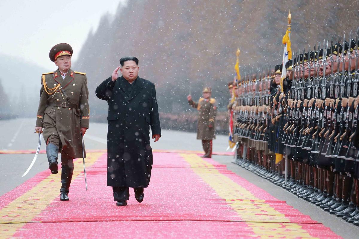 Líder norte-coreano Kim Jong-un em meio a militares | KCNA/
AFP