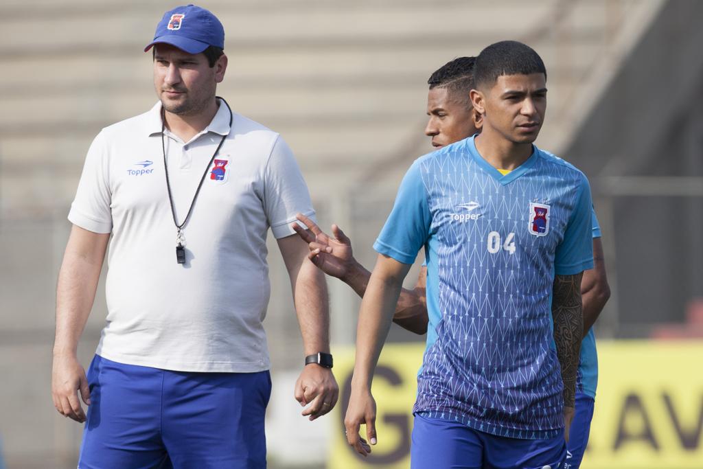 Para o técnico Matheus Costa, dentro do G4 Paraná se torna alvo dos demais competidores. | Daniel Caron/Gazeta do Povo