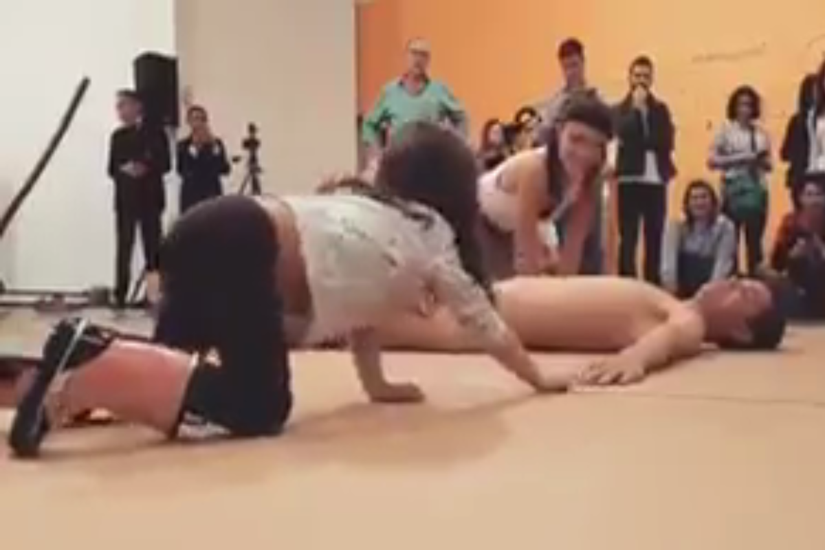 Menina toca em Wagner Schwartz durante performance no MAM, em São Paulo | Reprodução