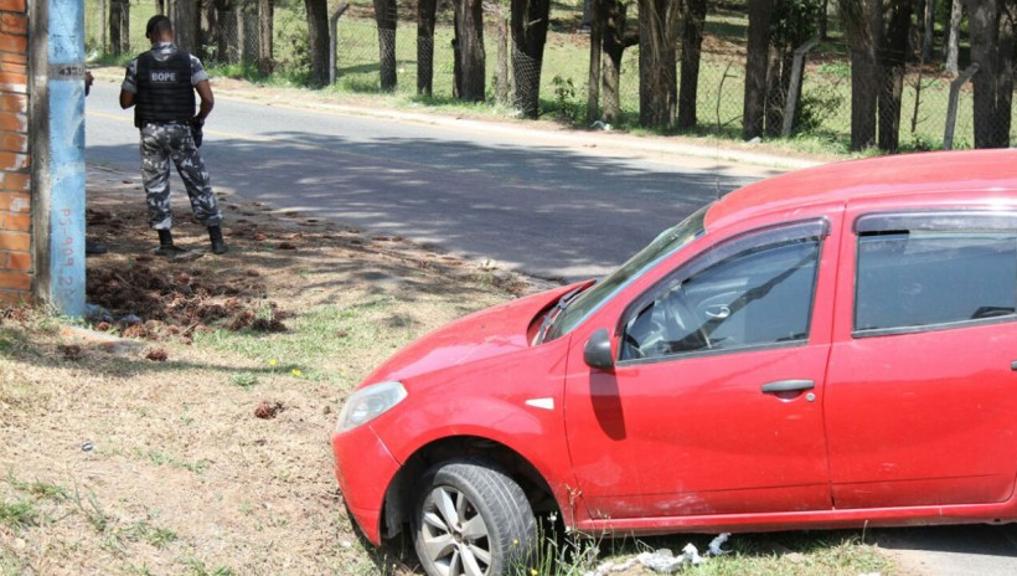 Carro roubado de guarda municipal foi abandonado após assaltantes perderem controle do veículo | Gerson Kleina/Tribuna do Paraná