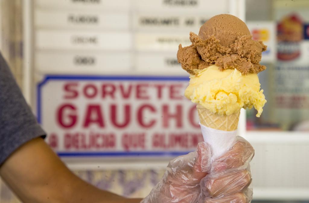 Movimento foi tão bom que o proprietário da Sorvetes Gaúcho, Airton Serur dos Santos, não precisou apelar a empréstimos neste inverno. | Hugo Harada/Gazeta do Povo