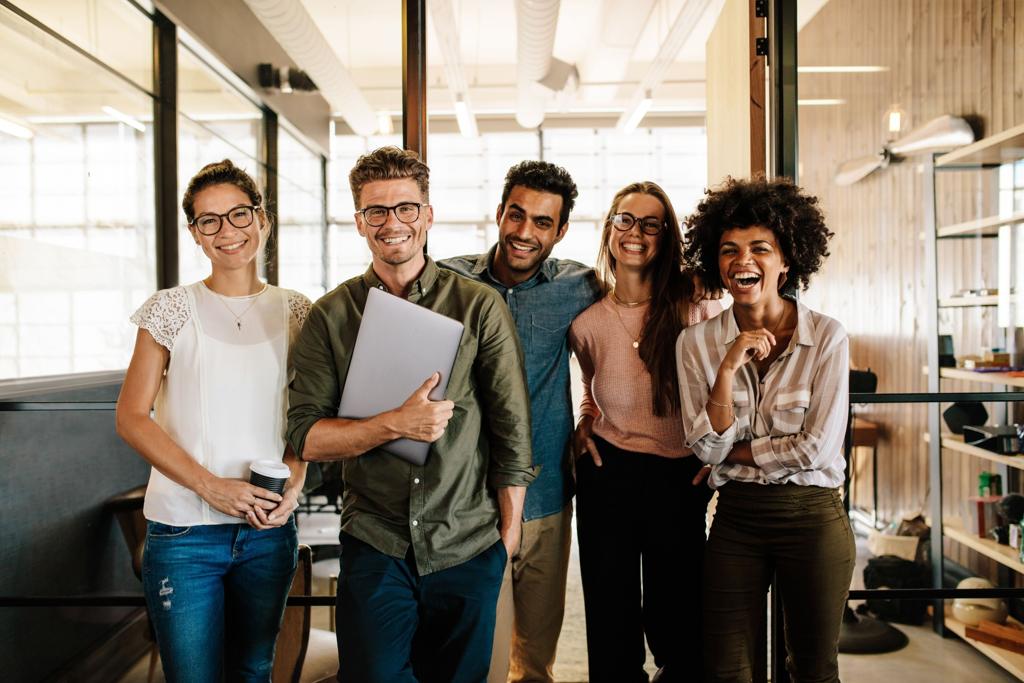De olho em atrair talentos e garantir a permanência deles como futuros líderes da organização, as empresas investem em planos de crescimento estruturado e benefícios agressivos. | Bigstock/