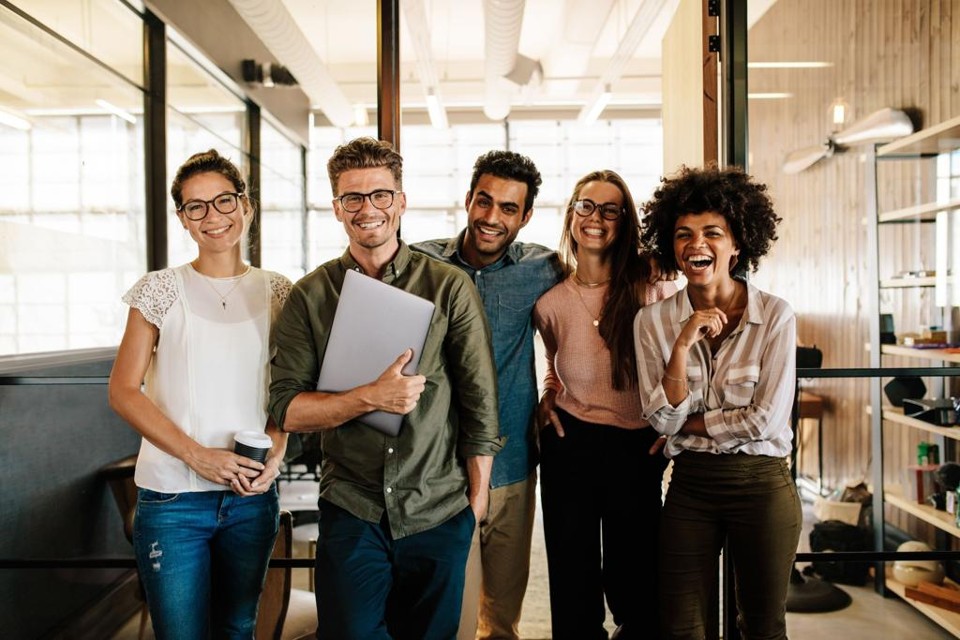 De olho em atrair talentos e garantir a permanência deles como futuros líderes da organização, as empresas investem em planos de crescimento estruturado e benefícios agressivos. | Bigstock/
