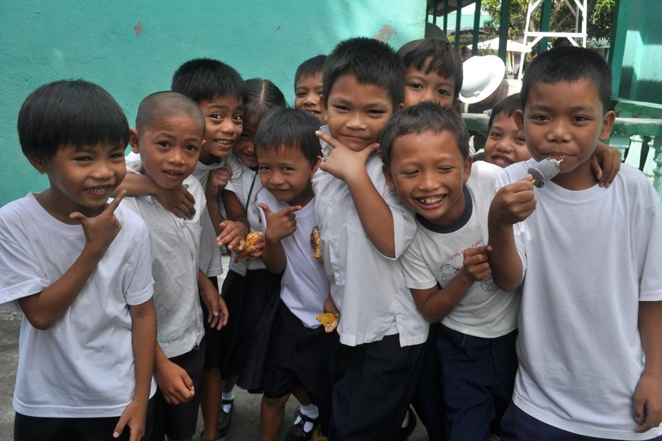 Alunos da Binitayan Elementary School, nas Filipinas: índices de alfabetização melhores que no Brasil. | U.S. Air Force