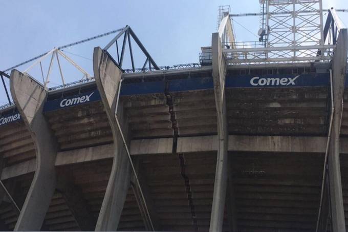 Terremoto deixou rachadura no estádio Azteca | /Twitter/Reprodução