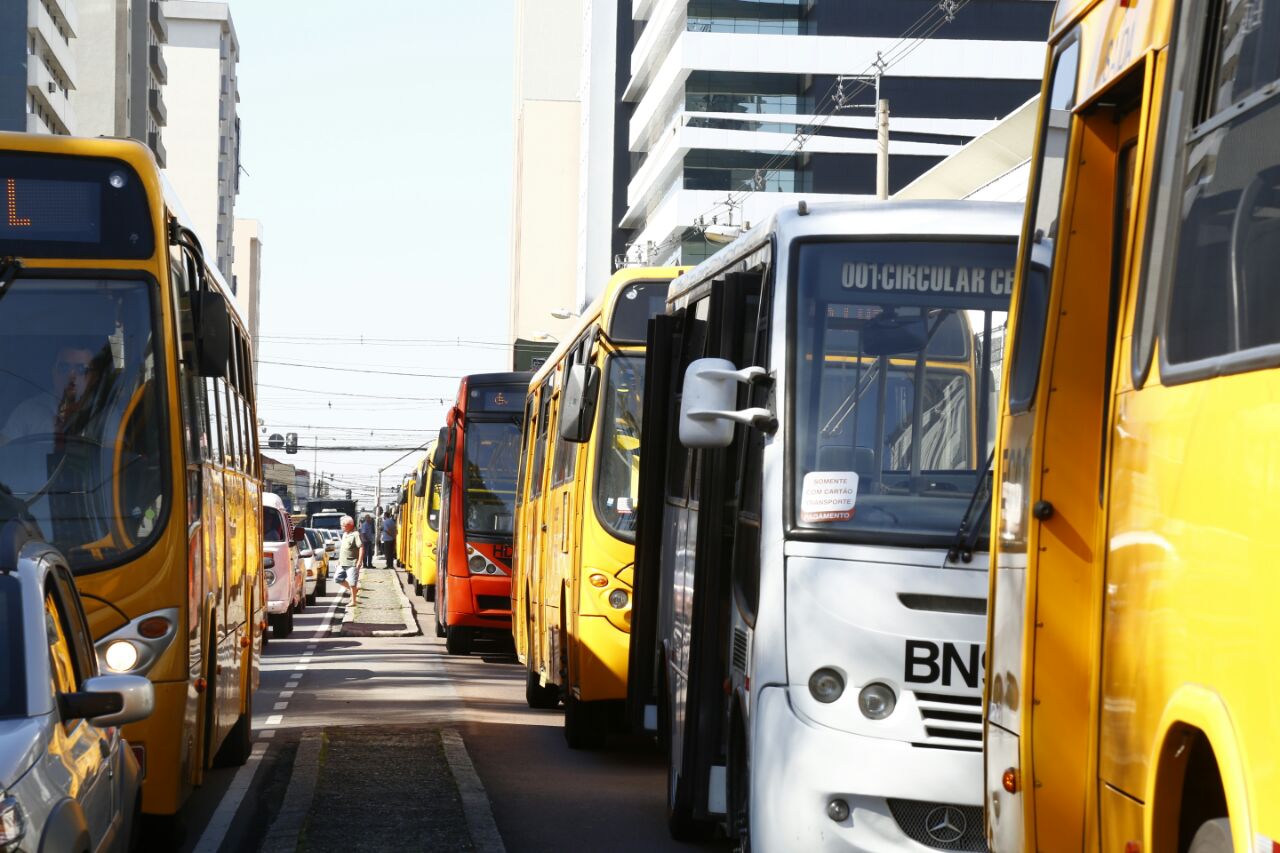 Protesto desta terça paralisou ônibus por uma hora no Centro de Curitiba. | Aniele Nascimento /Gazeta do Povo