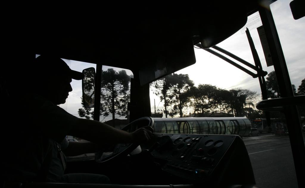 Assalto aconteceu quando o ônibus circulava pela Avenida Presidente Kenndy. | Daniel Castellano/Gazeta do Povo