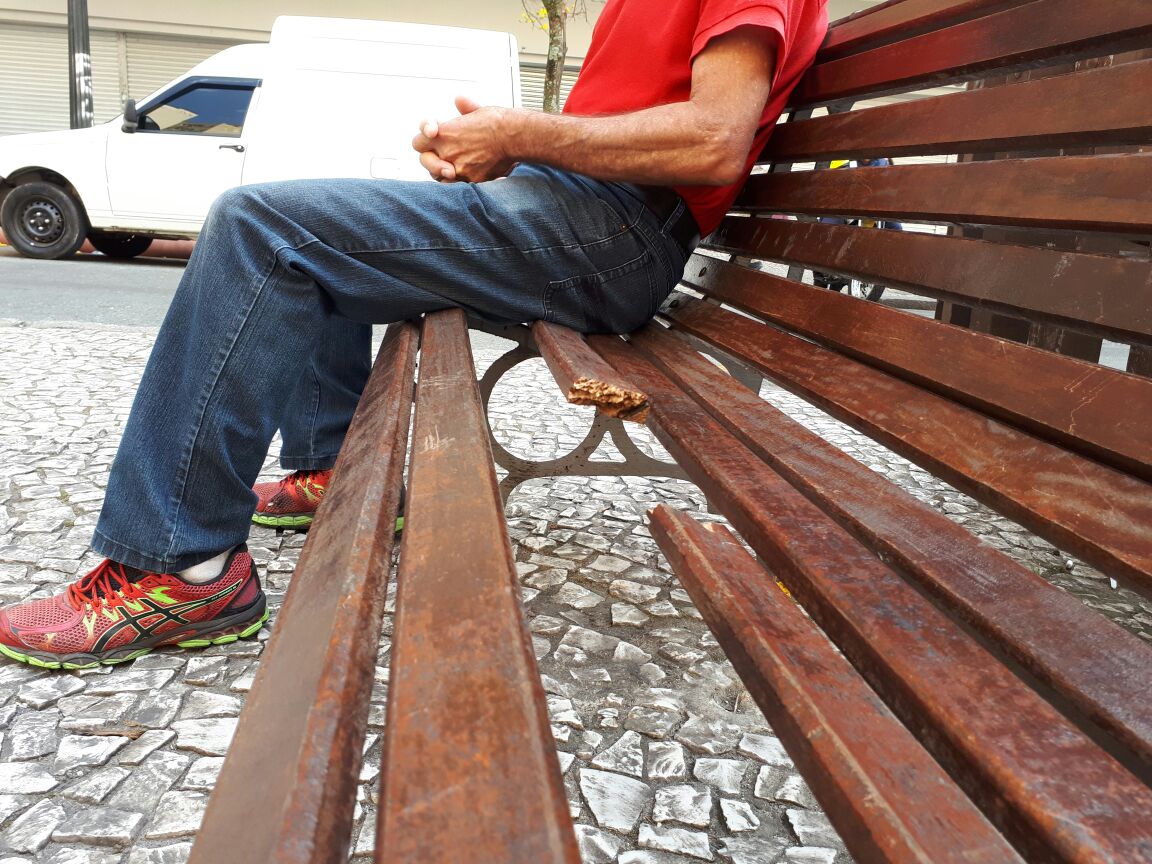 Madeira pode rascar a calça de quem se senta nos bancos da Boca Maldita. | Cecília Tümler/Gazeta do Povo