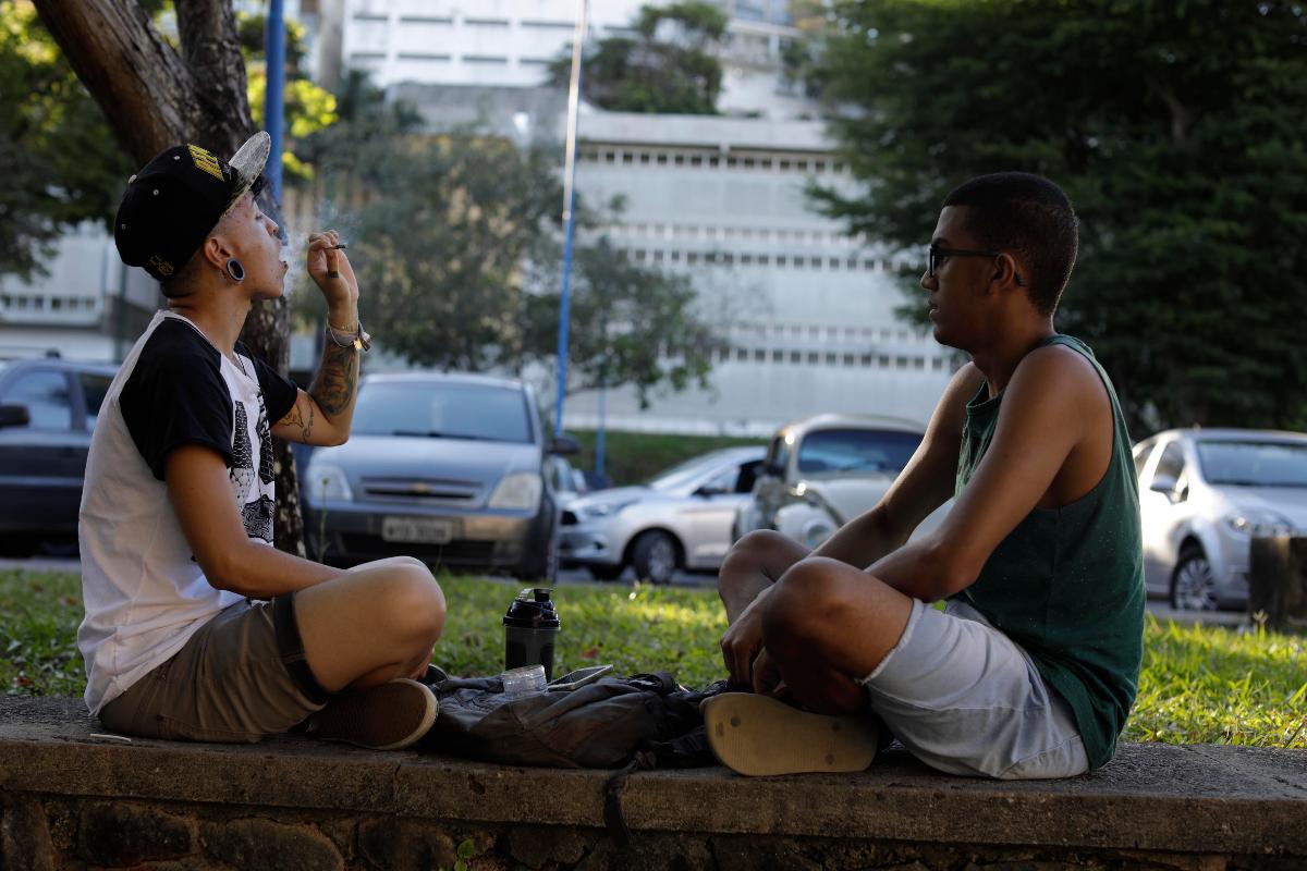 Aluno fuma maconha no  campus da Universidade Federal da Bahia | Lúcio Távora