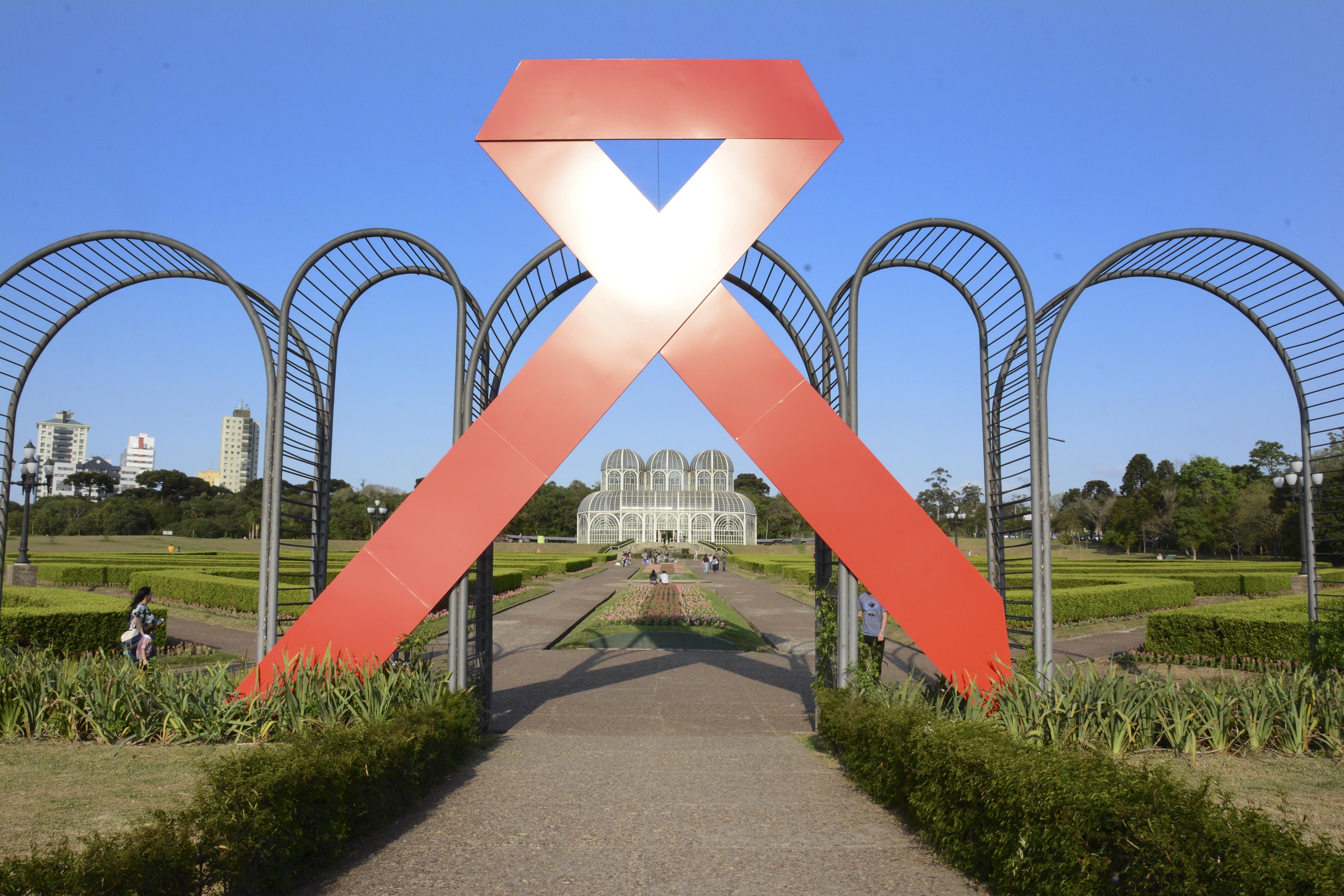 Laço no Jardim Botâncio lembra da prevenção à aids. | Levy Ferreira/SMCS