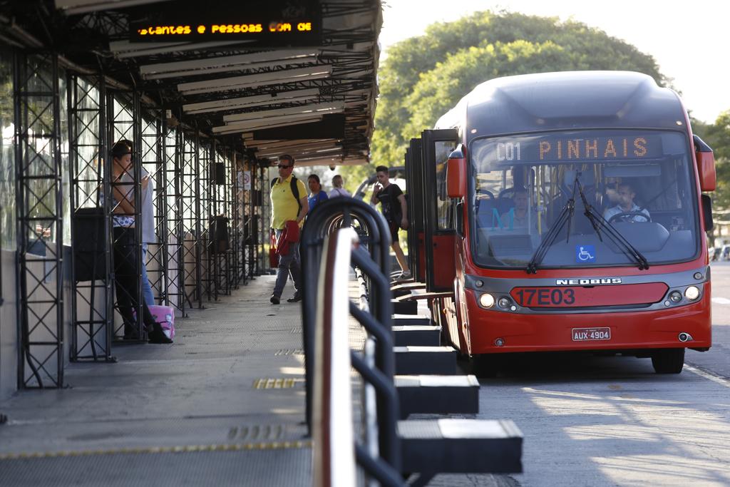 Homem foi detido em ônibus da linha Pinhais-Campo Comprido, no terminal Capão da Imbuia | Atila Alberti/Tribuna do Parana