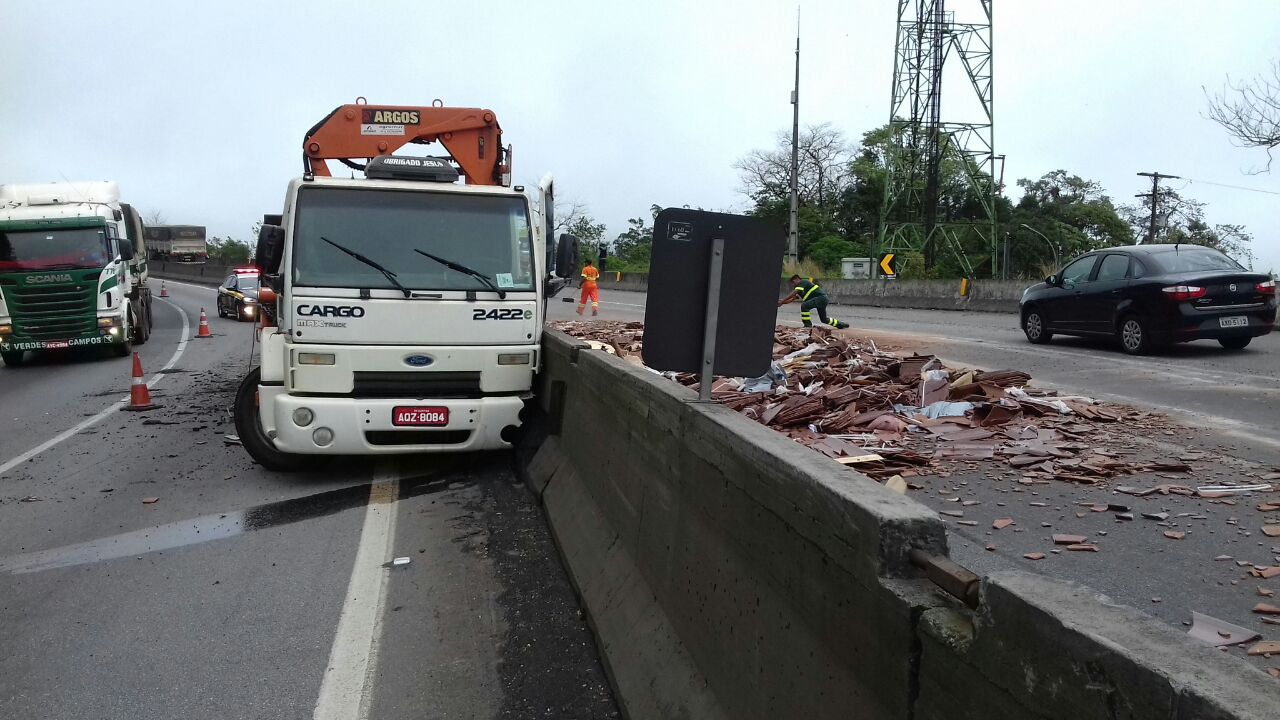 Corpo do caminhoneiro foi retirado após ser prensado entre o caminhão e o muro da BR-277. | PRF/