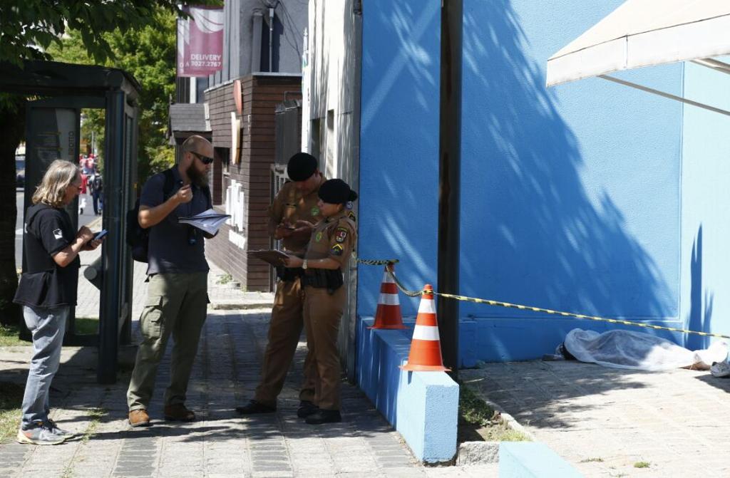 Perícia vai determinar a causa da morte em frente ao prédio da Justiça Federal. | Aniele Nascimento/Gazeta do Povo