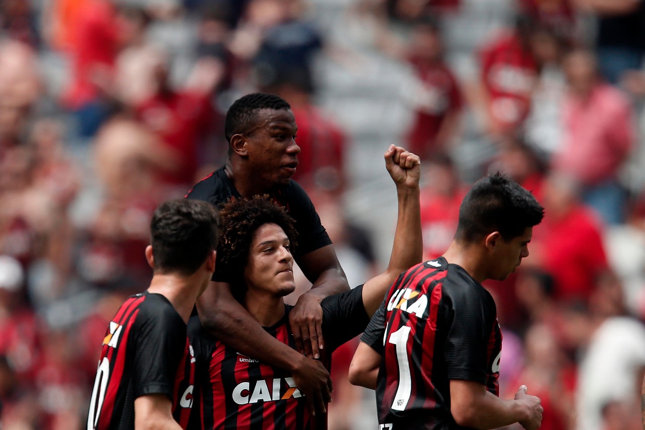 Felipe Gedoz comemora o gol no empate em 1 a 1 do Atlético com o Coritiba. | Albari Rosa/Gazeta do Povo