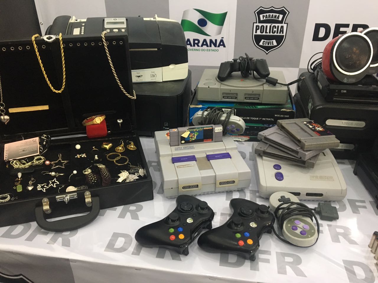 Objetos apreendidos com os suspeitos | Polícia Civil/Divulgação