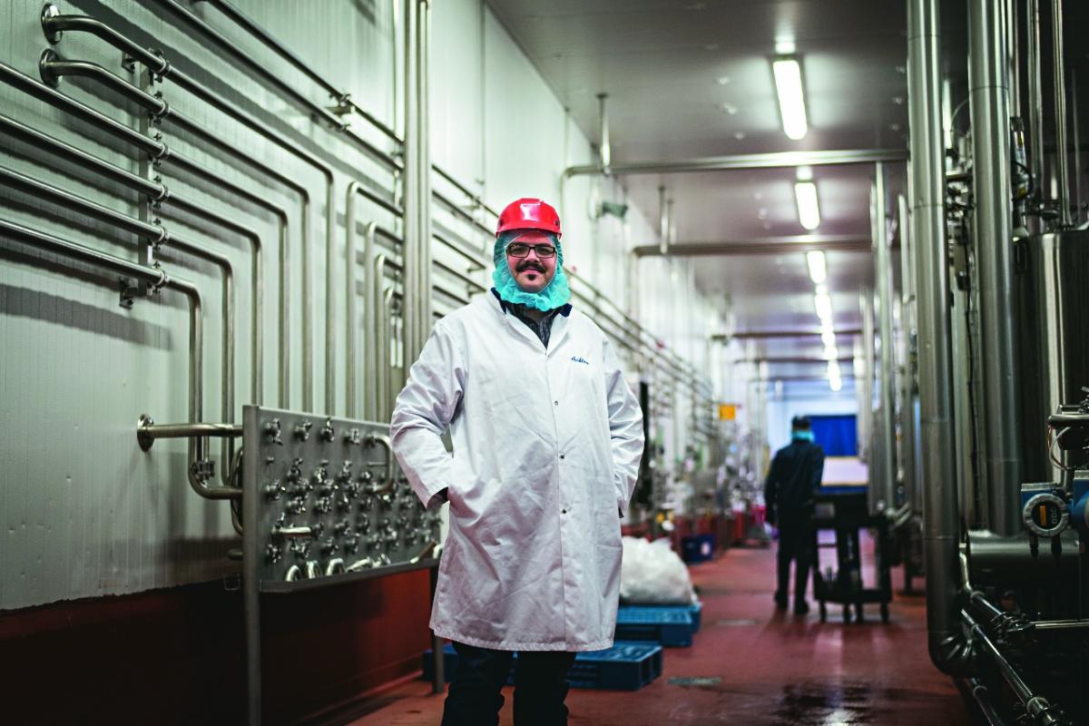 Ashley Chapman dirige a fábrica de sorvetes dos seus pais: “Não me importa como gastam meu dinheiro, contanto que o gastem nesta comunidade, nesta escola”. | Aaron Vincent Elkaim/NYT