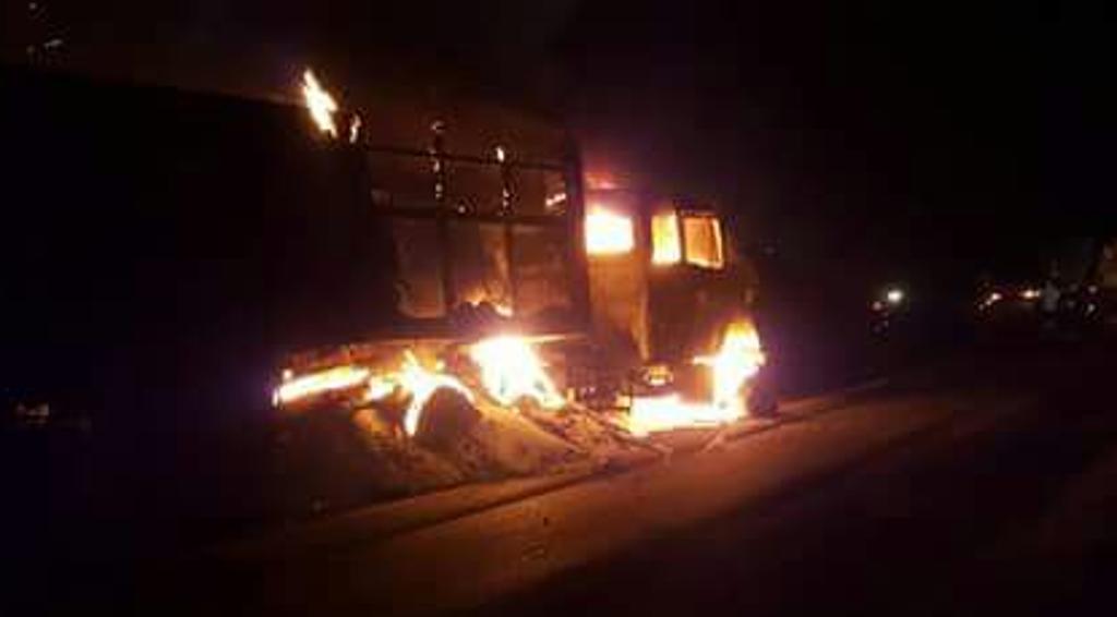 Com a colisão, caminhão pegou fogo e complicou a situação na rodovia | Lineu Filho/Tribuna do Paraná