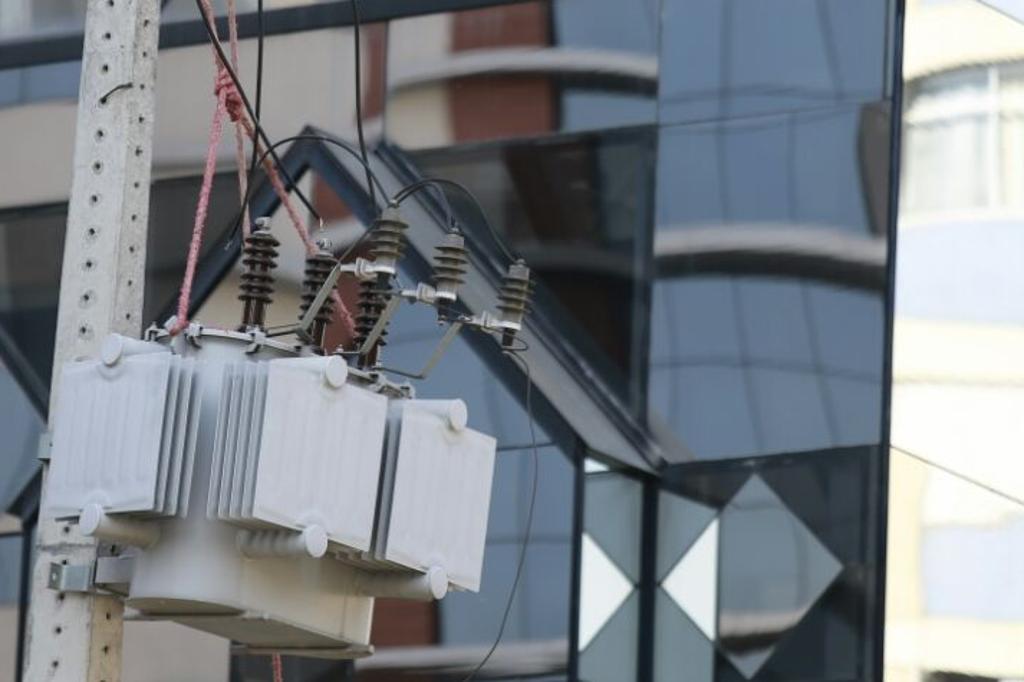 Ladrão chegou a amarrar o transformador para depois levá-lo embora. | Jonathan Campos/Gazeta do Povo