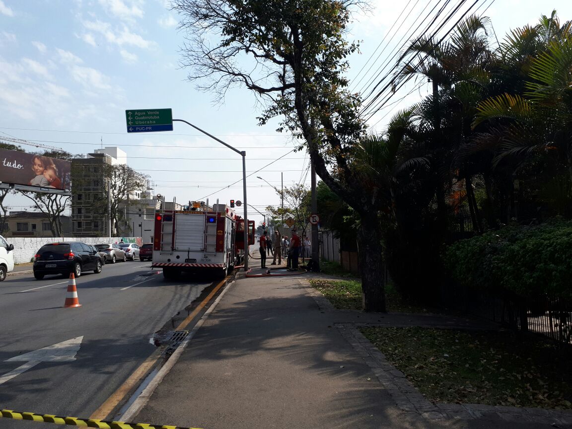 Incêndio é na Rua Chile, entre as ruas Imaculada Conceição e Iapó | Raquel Derevecki/Gazeta do Povo