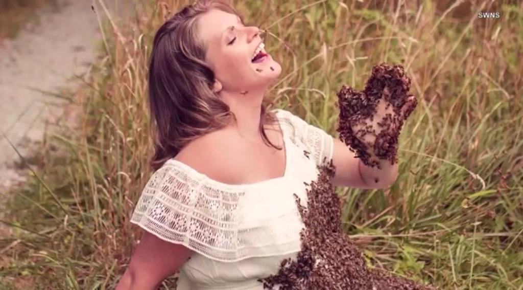 “Se não começarmos a tomar medidas agora para salvá-las, teremos muitos problemas no futuro”, disse a apicultora sobre as abelhas. | Divulgação/InsideEdition