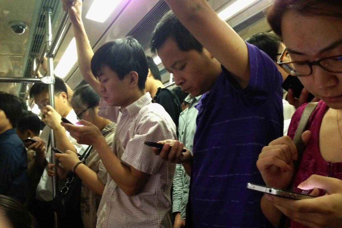 Chineses no metrô consultam o smartphone | Cory M. Grenier/Flickr