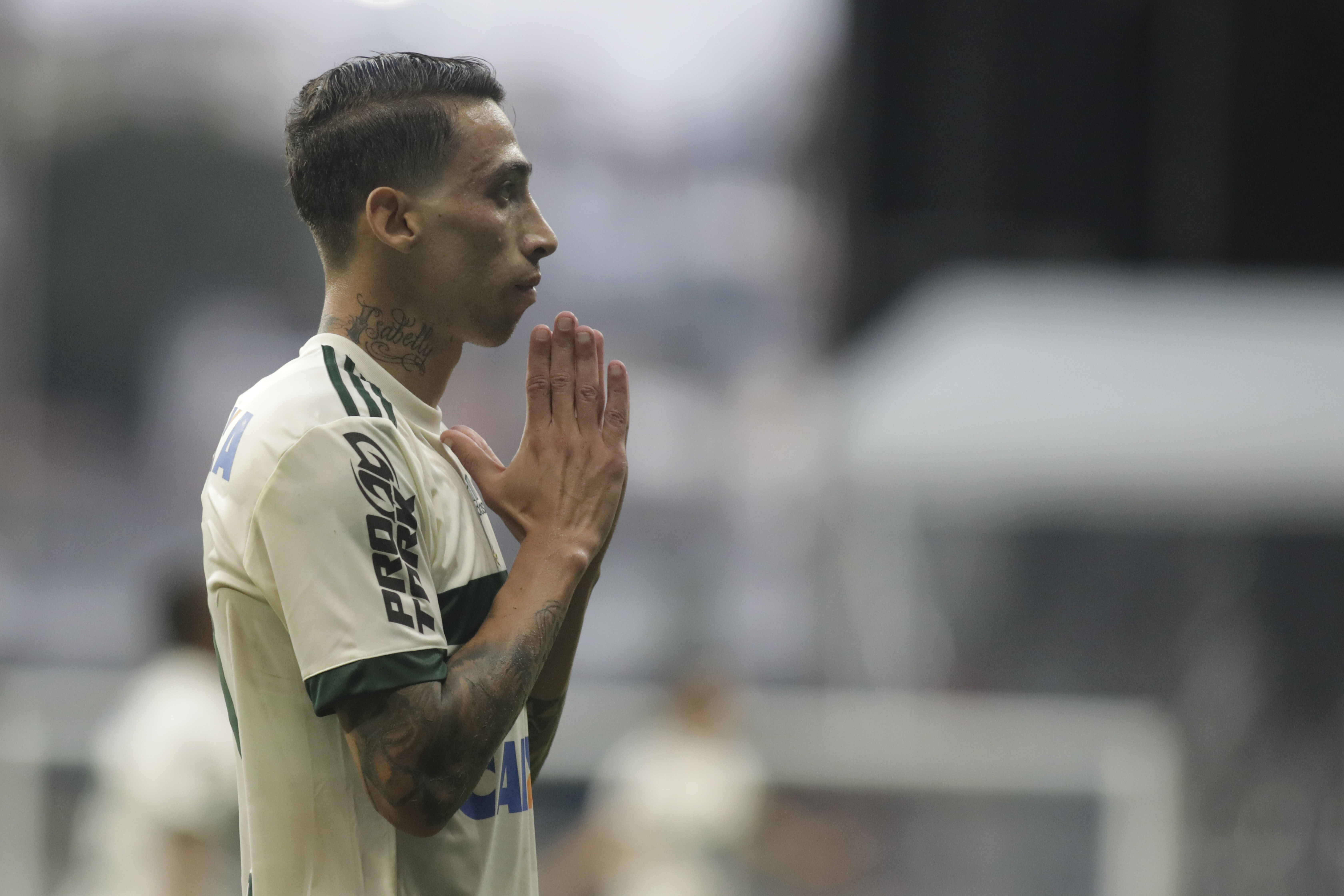 Atacante do Coritiba, Rildo, homenageou o atacante Roger, do Botafogo, após fazer o gol contra o Bahia. | LÚCIO TÁVORA/AGÊNCIA TEMPO/ESTADÃO CONTEÚDO/