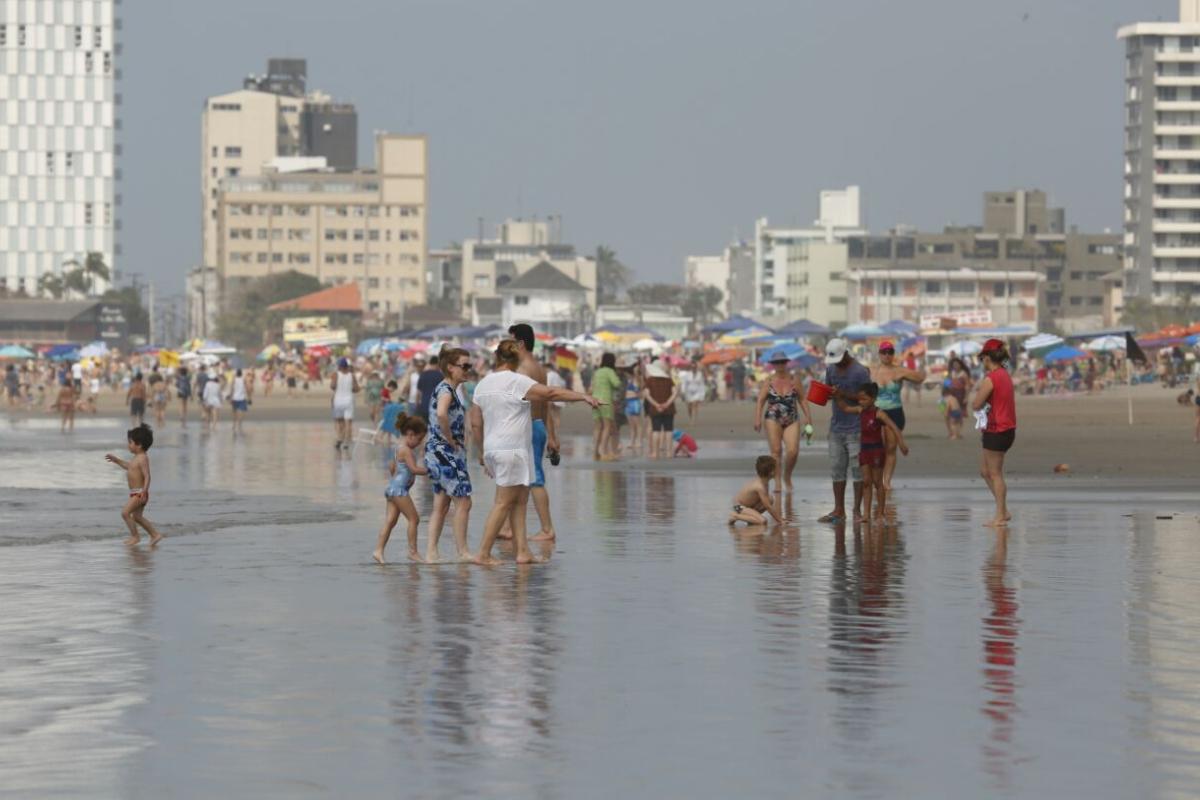 Os sinais da ressaca que castigou o litoral do Paraná no final do ano passado já não eram mais percebidos facilmente pelos turistas neste feriadão. | Aniele Nascimento/Gazeta do Povo