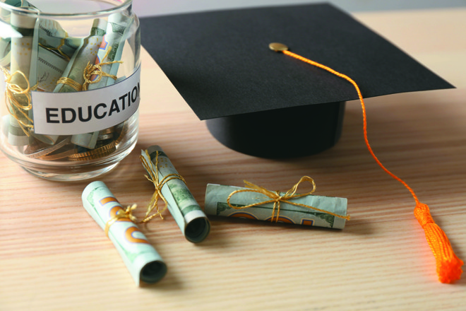Valor destinado para mensalidade escolar, cursos de idiomas e esportes são vistos como um investimento para os brasileiros. | Bigstock